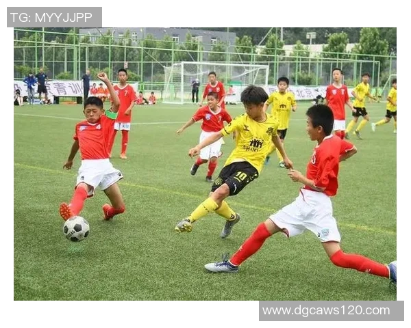 小孩踢足球培养球星的潜力与挑战解析 小孩踢足球培养球星的潜力与挑战解析